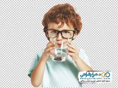 عکس png پسر بچه در حال آب خوردن
