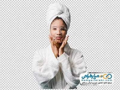 تصویر با کیفیت خانم با حوله و ماسک صورت