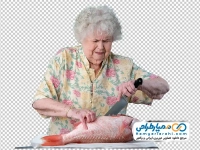 تصویر png خانم مسن در حال پاک کردن ماهی