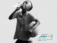 دوربری پسر آفریقایی در حال آب خوردن